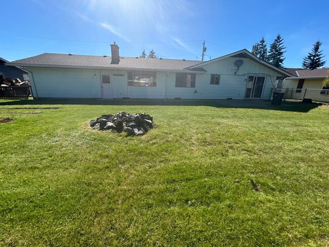 Building Photo - Spacious 3 bedroom, 2 bathroom with large ...