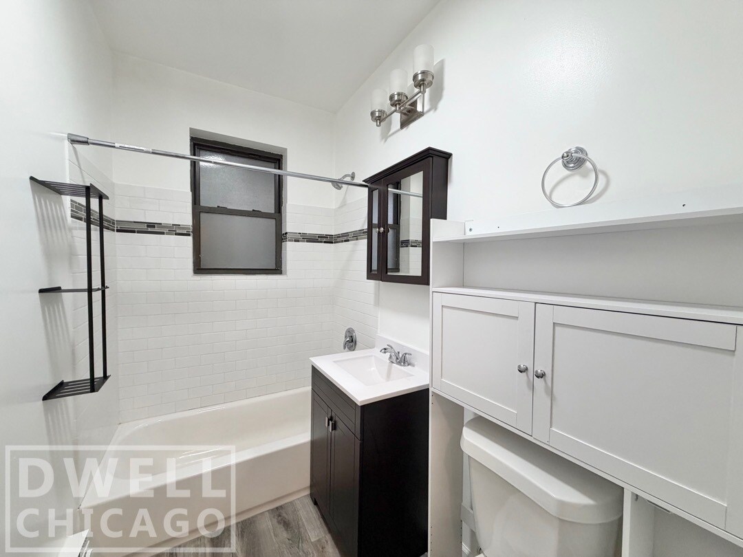 Building Photo - 730 W Roscoe St