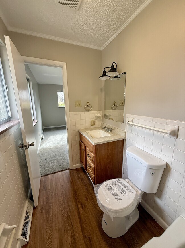 Building Photo - 928 Roderick Rd