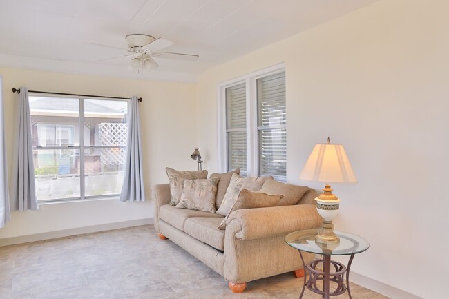 Building Photo - Charming Beach-Front 4bd Home