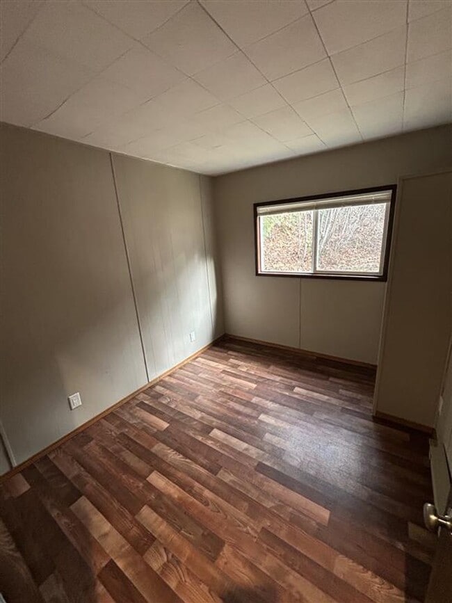 Building Photo - Two Bedroom One Bathroom House for Rent with Large Yard