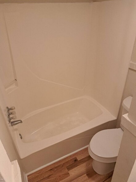 Building Photo - 872 Deerwood Ln