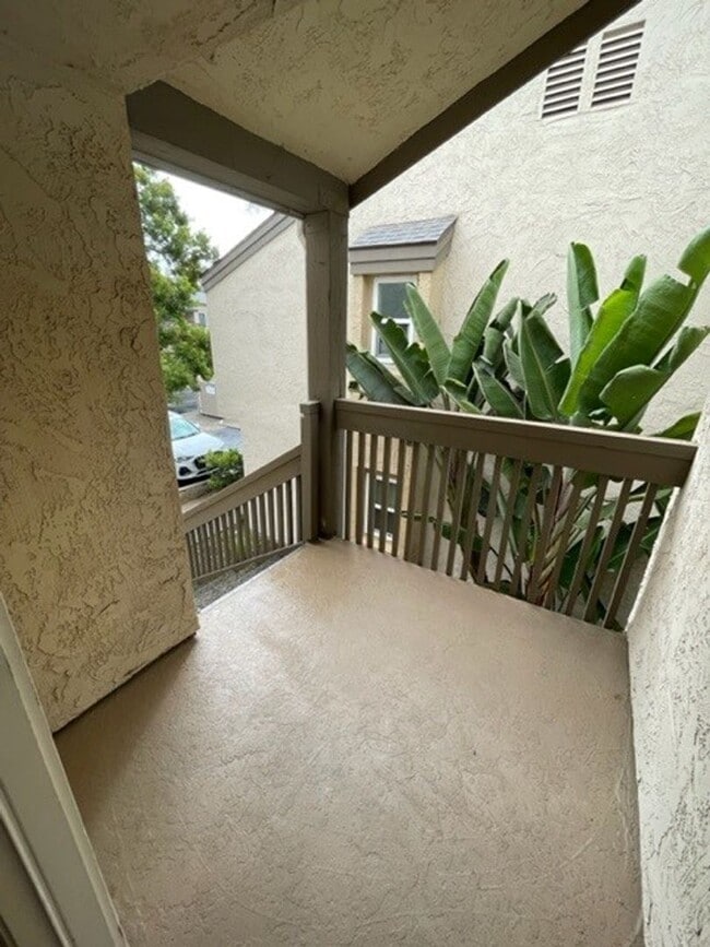 Building Photo - 2 bedroom, 2 bath top floor condo in La Jolla