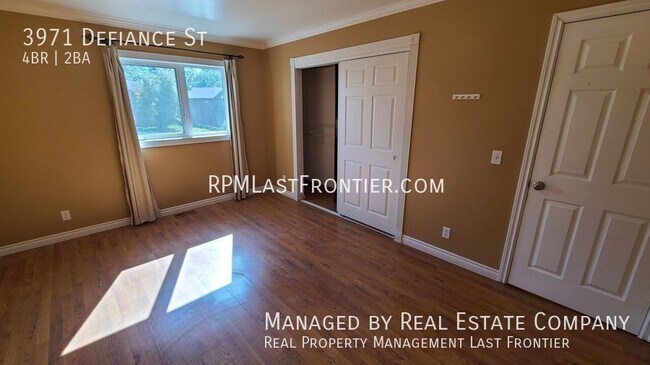 Building Photo - Gorgeous 4 Bedroom and 2 Bath Home w/ Fenc...