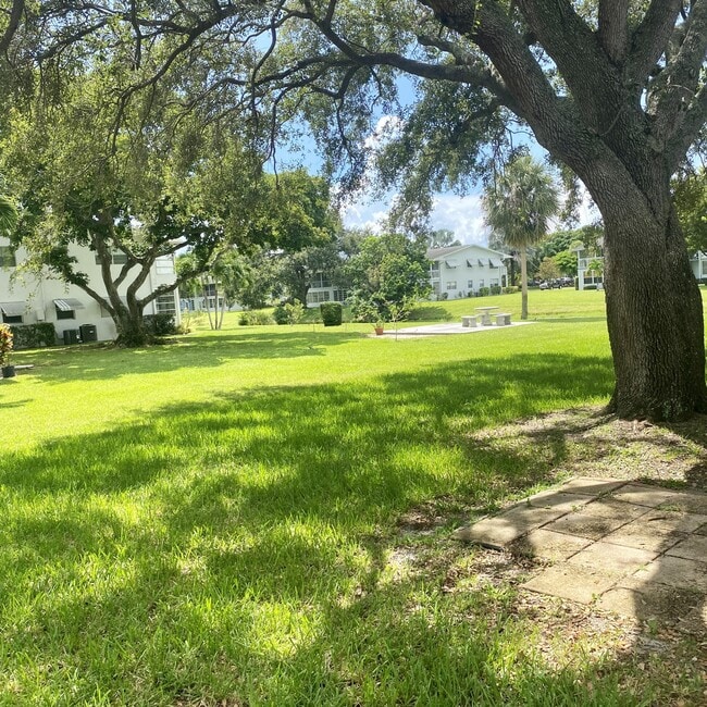 Building Photo - 286 Tilford N