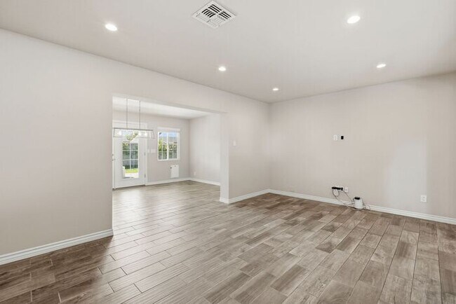 Building Photo - Modern 4 Bedroom, 3 Bathroom Home