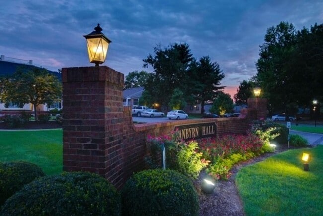 Building Photo - Townhome Close to MTSU