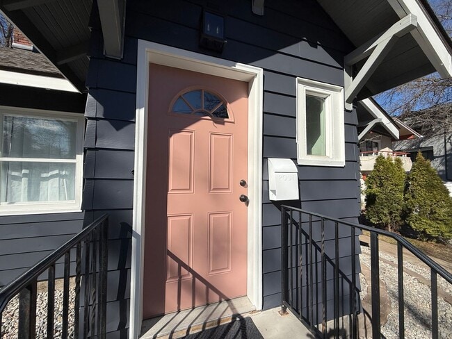 Building Photo - Newly Renovated 3 Bed, 1 Bath House w/ Bonus Room!