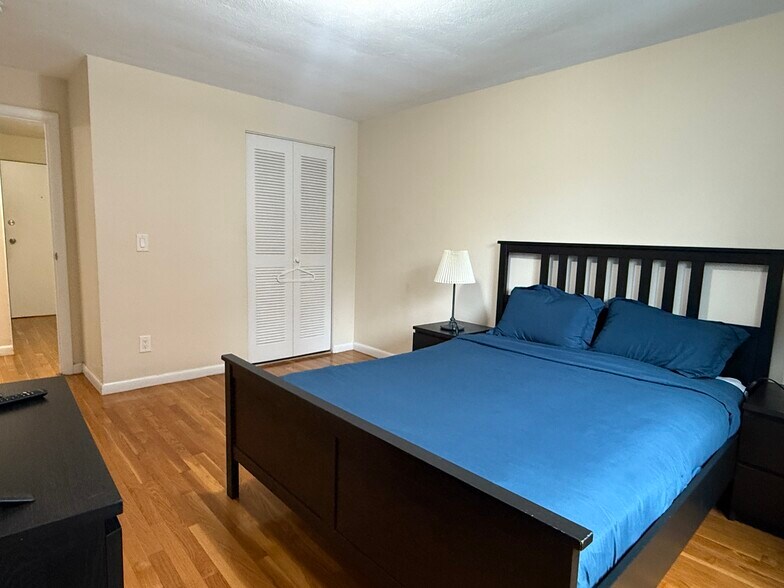 Building Photo - 205 Kent St