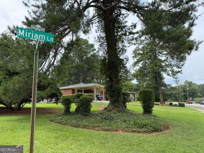 Building Photo - 2465 Miriam Ln