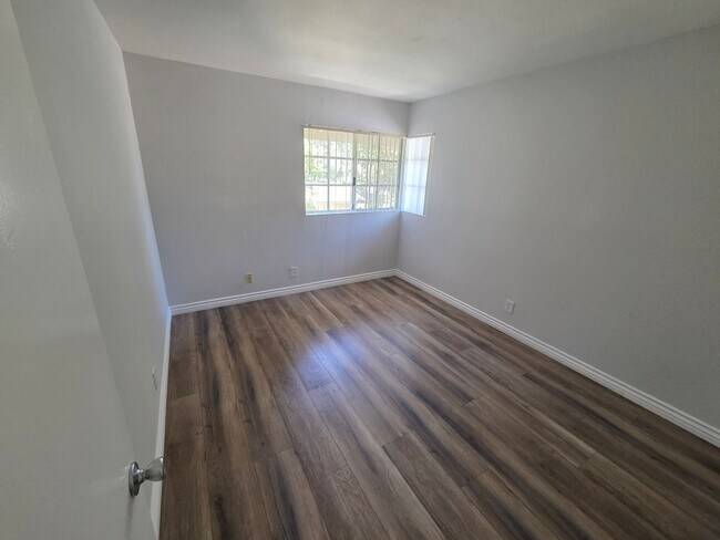 Building Photo - Large 2 Bedroom Home in Haceinda Heights!