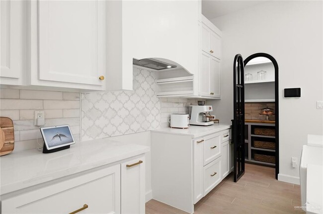 Building Photo - 21 Lime St