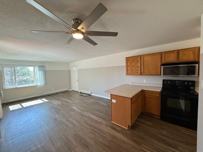 Building Photo - MOVE-IN READY!! 2 bed 2 bath Lakewood Condo