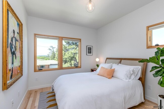 Building Photo - 2038 NE Morgan St