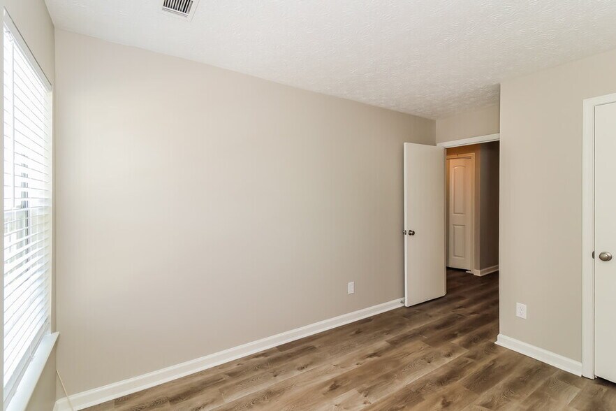 Building Photo - 6520 Eastbriar Dr