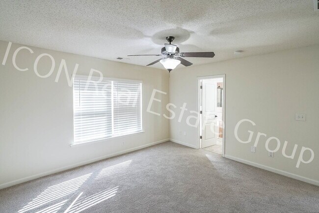Building Photo - 2/2.5 end unit townhome in Woodstock