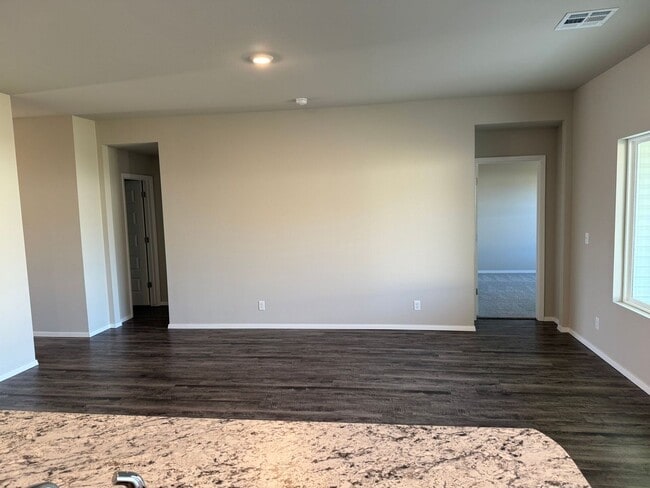 Building Photo - Welcome home to your 4 bed, 2 bath home in the desirable area of Broken Arrow, OK.