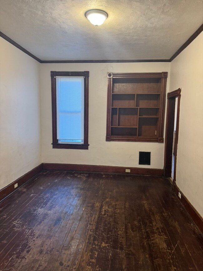 Building Photo - 4 bedroom, 1 bath, half double