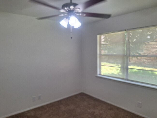 Building Photo - 513 Simmons Dr
