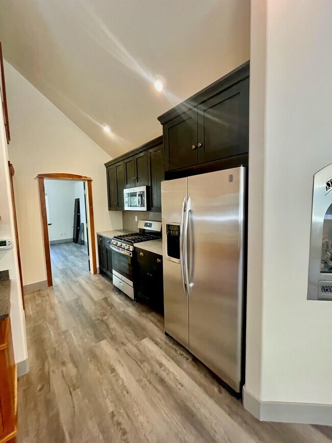 Building Photo - 10375 Laurentian Way