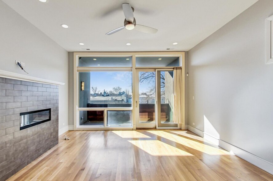 Building Photo - 2424 W Chicago Ave