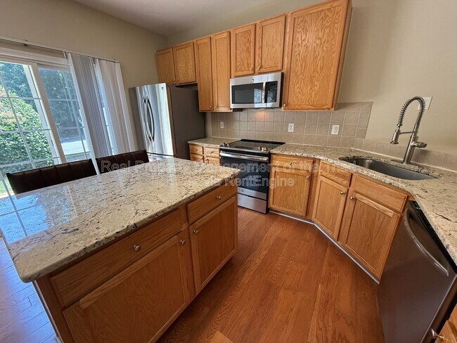 Building Photo - 3930 Fountain Village Cir
