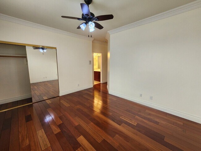 Building Photo - Entertainers Delight with minutes of shopping and restaurants