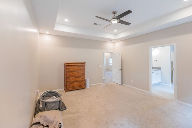Building Photo - Modern 4 Bed 3 Bath - Pets Allowed!