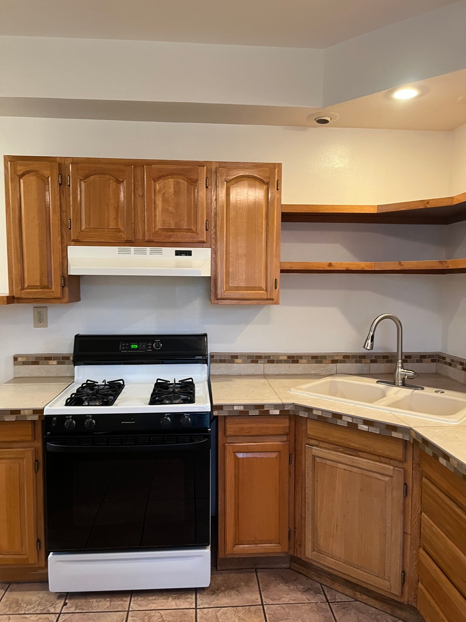 kitchen - 1112 N Wahsatch Ave