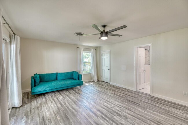 Building Photo - 614 E Briarway Dr