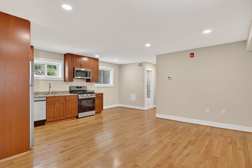 Primary Photo - 4438 B St SE