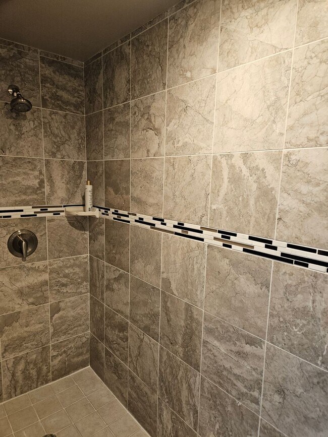 Building Photo - Castle Pines Fabulous 5 Bedroom Oasis Avai...