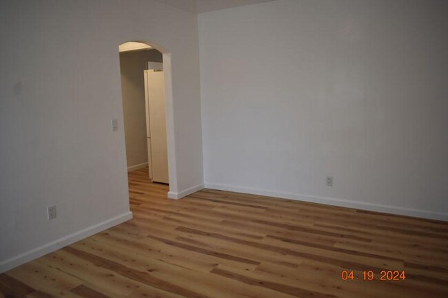 Building Photo - Charming Two-Bedroom, One-Bath Unit – Avai...