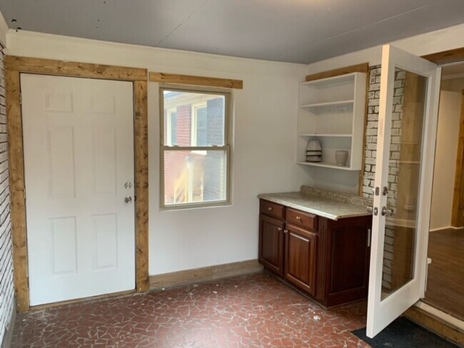 Building Photo - Adorable 3-bed 2-bath brick ranch, sitting on nearly a half acre lot, is located in Gastonia