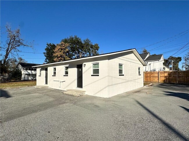 Primary Photo - 105 W Inman St