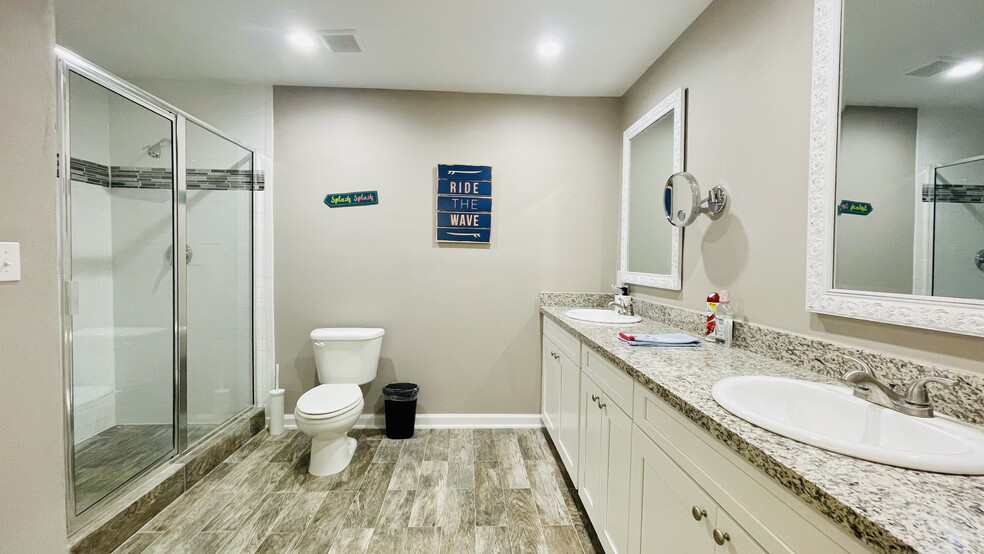 Primary bath with dual sinks and granite countertops. - 3487 Balboa Cir