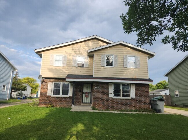 Primary Photo - 6448-6450 N 106th St