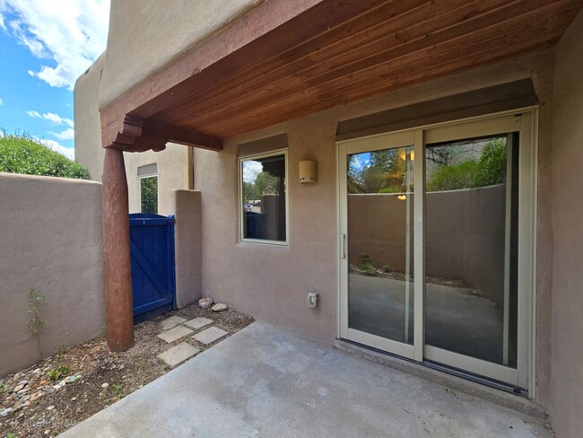 Building Photo - 601 W San Mateo Rd