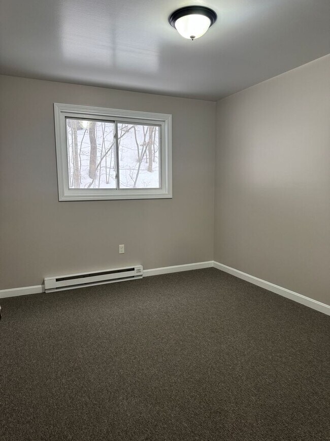 Building Photo - 4 Butternut Ln