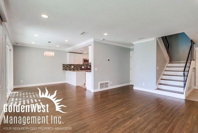 Building Photo - Charming 3Bdm 2.5Ba Townhome in the Claire...
