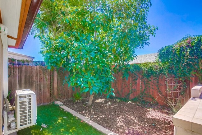 Building Photo - Single Story Duplex with Two Private Residences