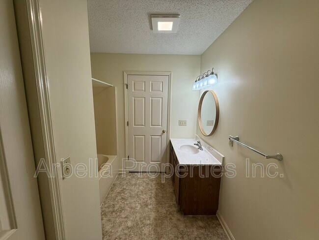 Building Photo - 117 Rowe Ln