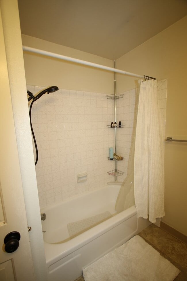 Building Photo - 3 Bedroom Townhouse!