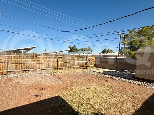 Building Photo - 518 S Mann Ave