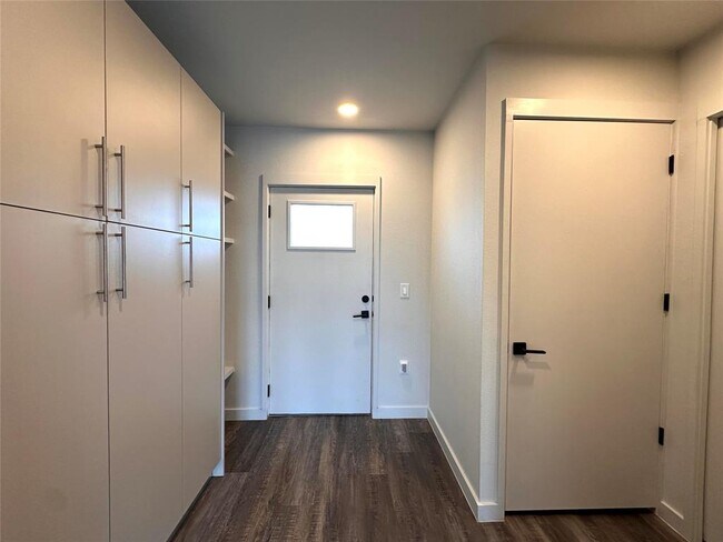 Building Photo - 4004 Banister Ln