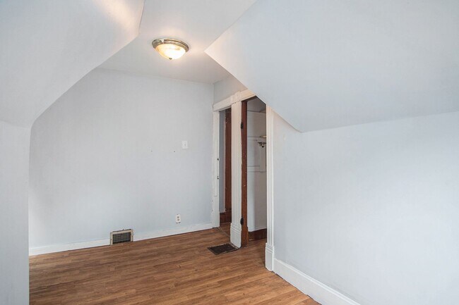 Building Photo - 3 Bedroom Close to Creighton!