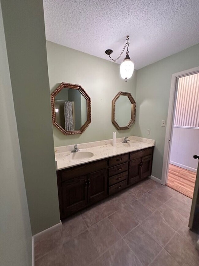 Building Photo - Maryville 37803 - 5 bedroom, 3 bath home - Contact Karen Robertson (865) 454-7626