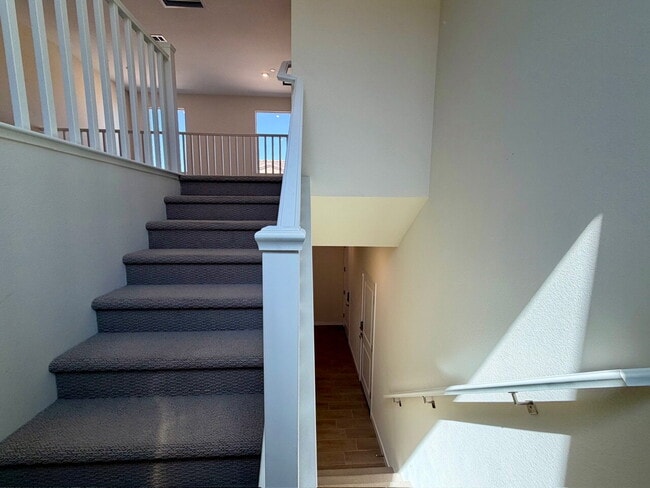 Building Photo - GORGEOUS 4 BED 3 BATH 2 CAR GARAGE SINGLE FAMILY HOME W/ LOFT, VAULTED ENTRYWAY, BACKYARD, AND BE...