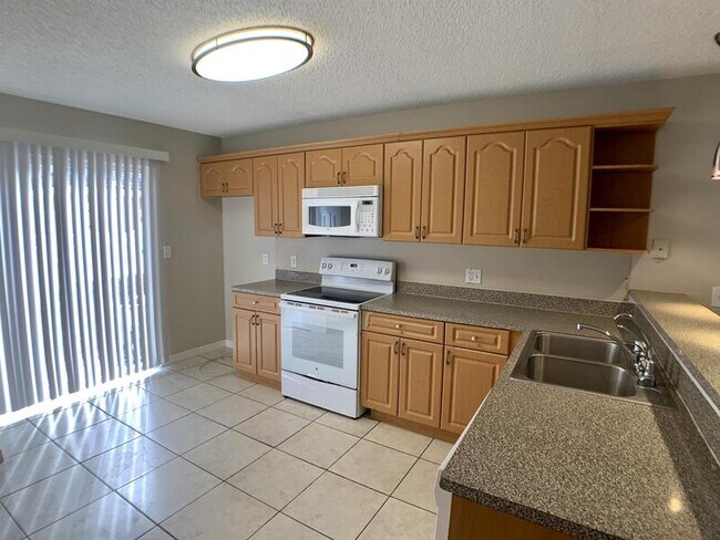 Building Photo - 3651 N Goldenrod Rd