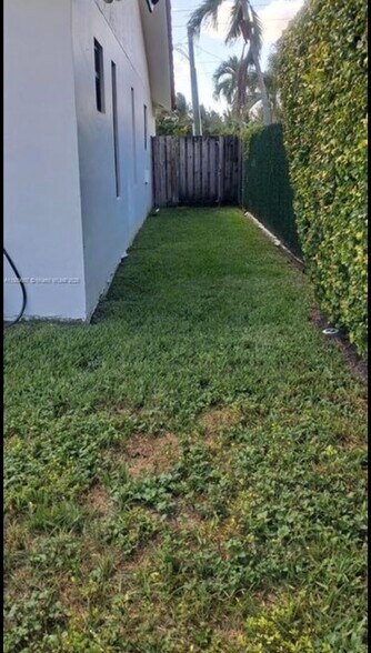 Building Photo - 1417 SW 139th Ave